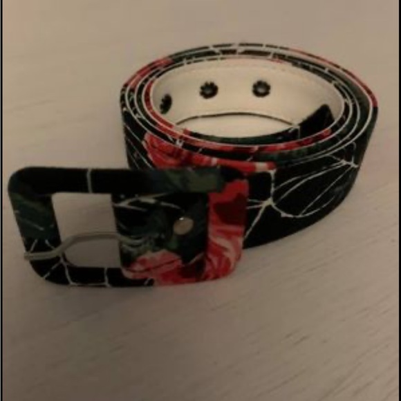 Vanity Fair Spiderweb Roses Vixen by Micheline Pitt - Picture 3 of 3